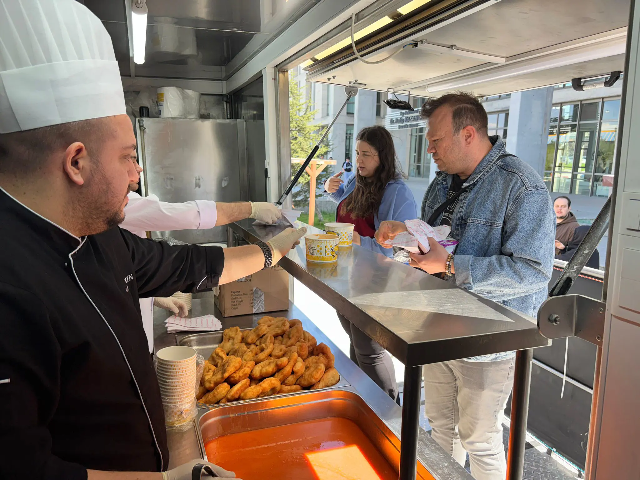 EDİRNE BELEDİYESİ’NDEN VİZE HAFTASINDA ÖĞRENCİLERE DESTEK: SICAK ÇORBA VE LOKMA İKRAMI DEVAM EDİYOR galeri görseli